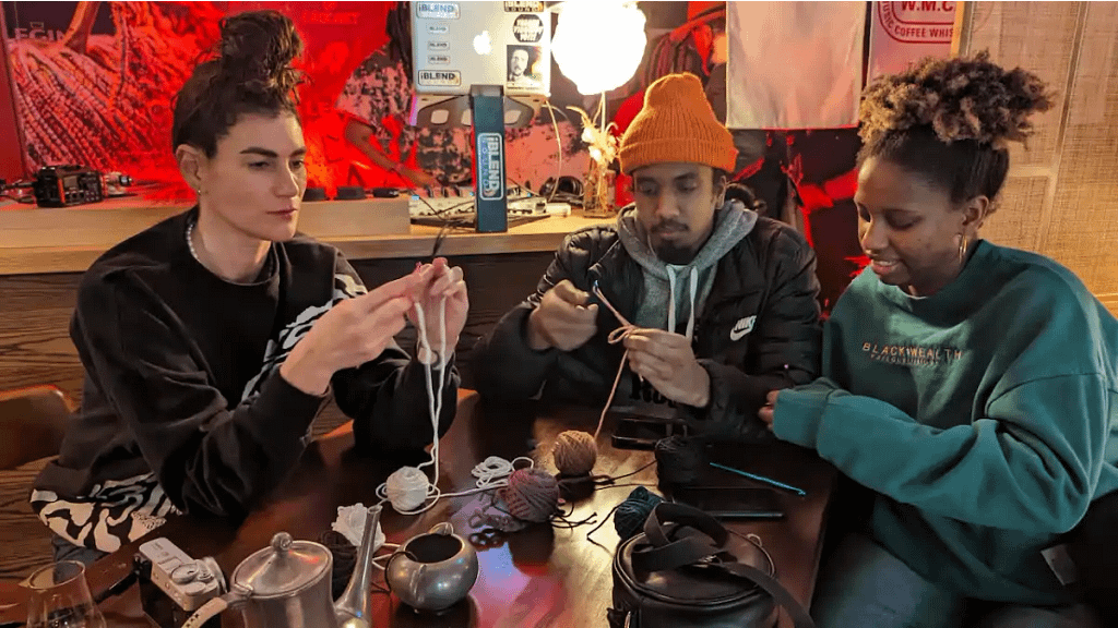 Família fazeendo almofada de crochê no blog Dica Pronta.