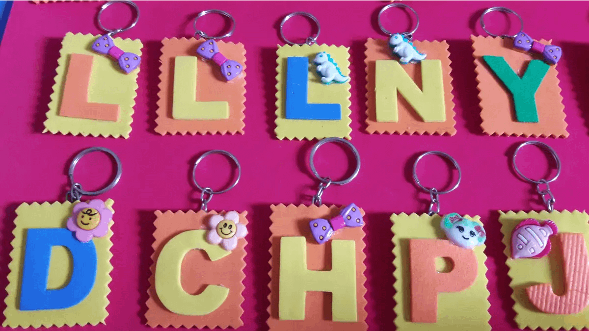 Lembrancinha de aniversário chaveiro de EVA