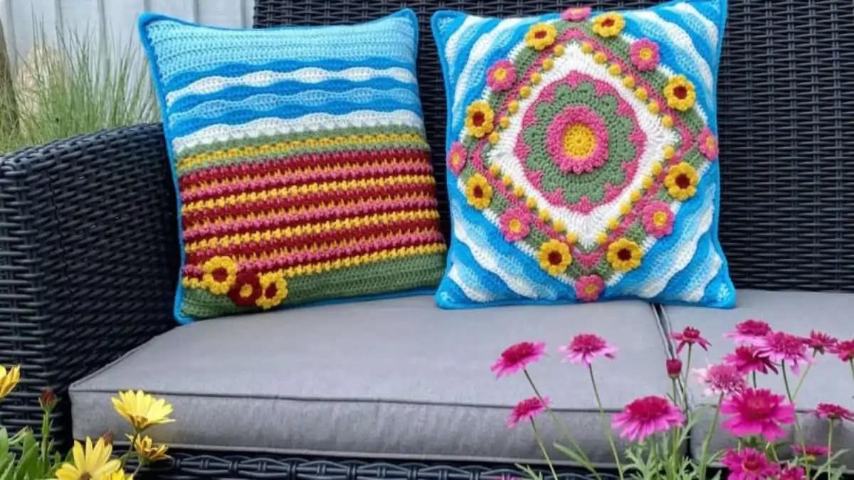 Almofada de crochê de varias cores e tamanhos no blog Conversa Pronta.