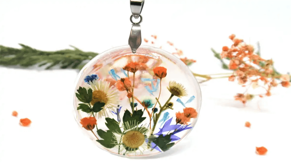 pingente Bio joias feitas em resina epoxi com flores e folhas. Passo a passo completo no blog Dica Pronta.