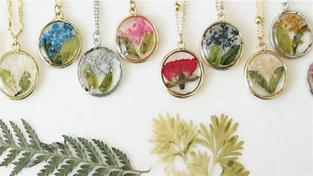 Varias Bio joias feitas em resina epoxi com flores e folhas. Passo a passo completo no blog Dica Pronta.