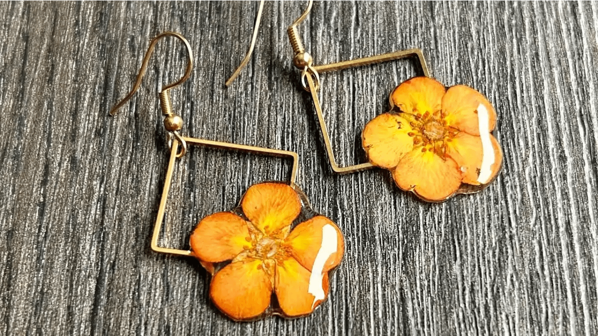 Brincos Bio joias feitas em resina epoxi com flores e folhas. Passo a passo completo no blog Dica Pronta.