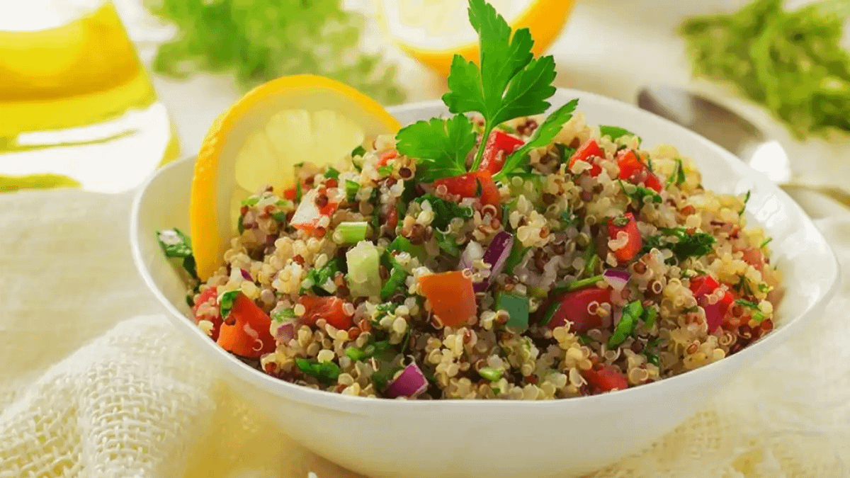 Prato com Salada detox, todas as receitas completas estão no Blog Dica Pronta.